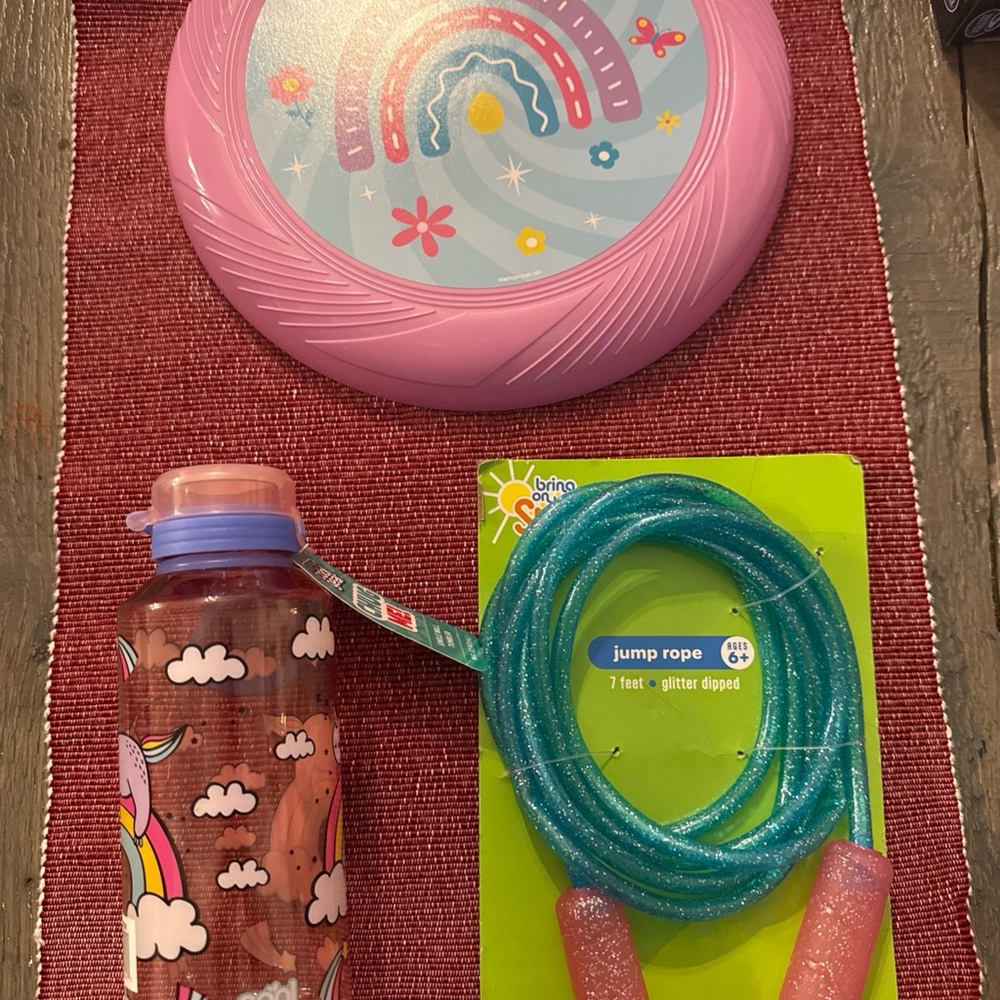 Summer bundle, water bottle, jump rope & 4 Frisbees.